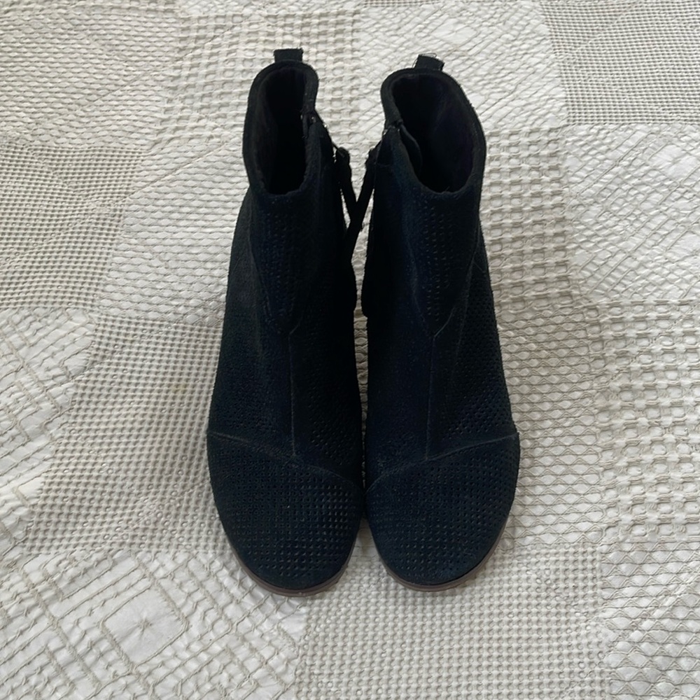 Toms black suede ankle booties 7.5